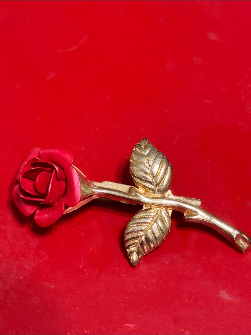 Vintage 1980s Red Painted Metal Rose Pin Brooch Gold Stem Leaves - Picture 2 of 3